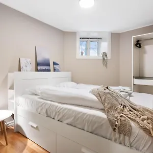 Apartment New! Modern City Apt: Central W/ Private Entrence, Bergen